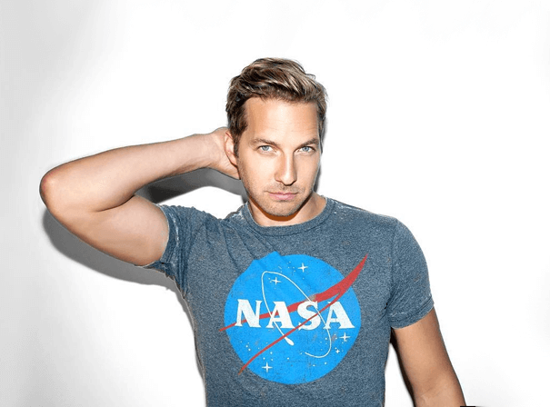 How tall is Ryan Hansen?